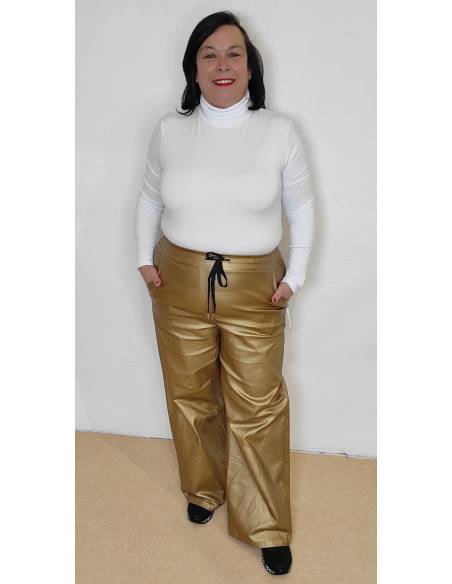 Pantalón de polipiel de talle alto con goma en la cintura y cordón, bolsillos delanteros pata ancha.  Ideal desde una talla 44 h