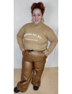 Pantalón de polipiel de talle alto con goma en la cintura y cordón, bolsillos delanteros pata ancha.  Ideal desde una talla 44 h