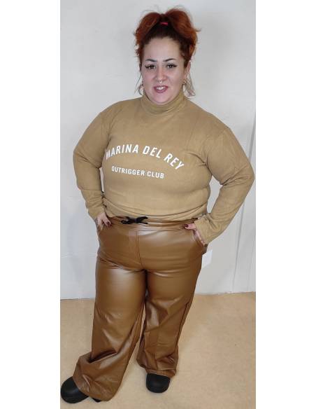 Pantalón de polipiel de talle alto con goma en la cintura y cordón, bolsillos delanteros pata ancha.  Ideal desde una talla 44 h