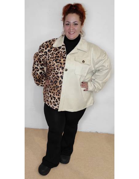 Sobre Camisa antelina con bolsillo en la parte inferior abotonada.  Ideal desde una talla 46 hasta una 54.