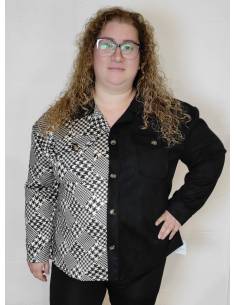 Sobre Camisa antelina con bolsillo en la parte inferior abotonada.  Ideal desde una talla 46 hasta una 54.