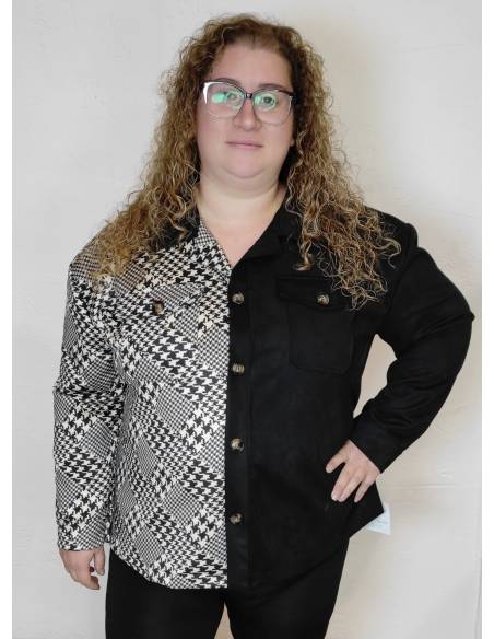 Sobre Camisa antelina con bolsillo en la parte inferior abotonada.  Ideal desde una talla 46 hasta una 54.